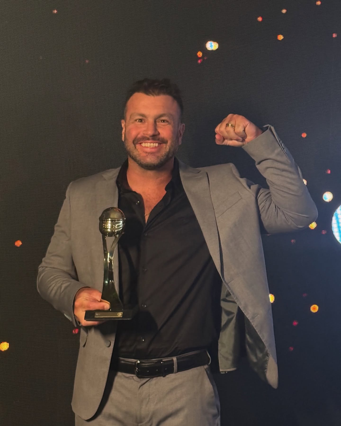 Marcus Índio com troféu em premiação de gala