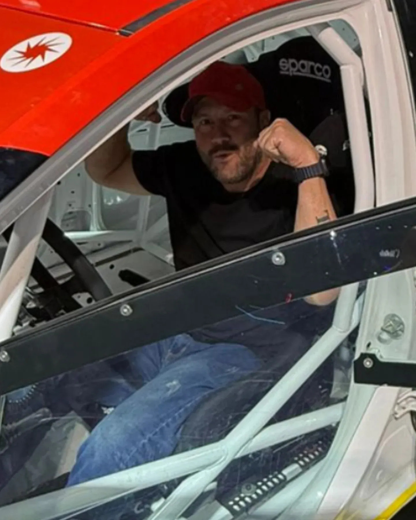 Marcus Índio dentro do carro de corrida