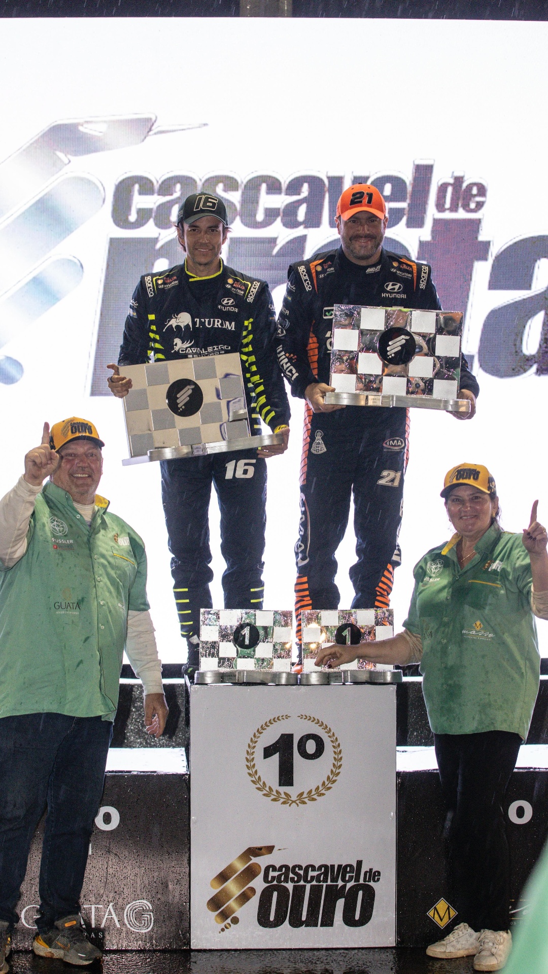 Pódio Cascavel de Ouro com troféus