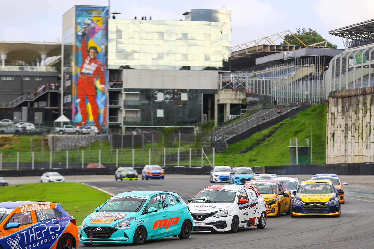 Largada da Copa Hyundai HB20 em Interlagos